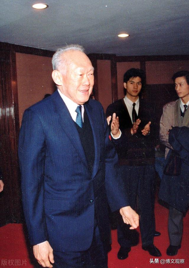 新加坡的“国父”李光耀出版过哪些著作，其中哪一本最值得一看