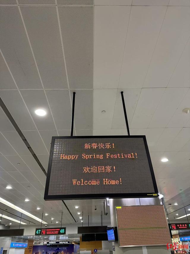 今年回家丨新加坡华人1200多天没回国 下飞机时落泪“想亲吻机场的地砖”