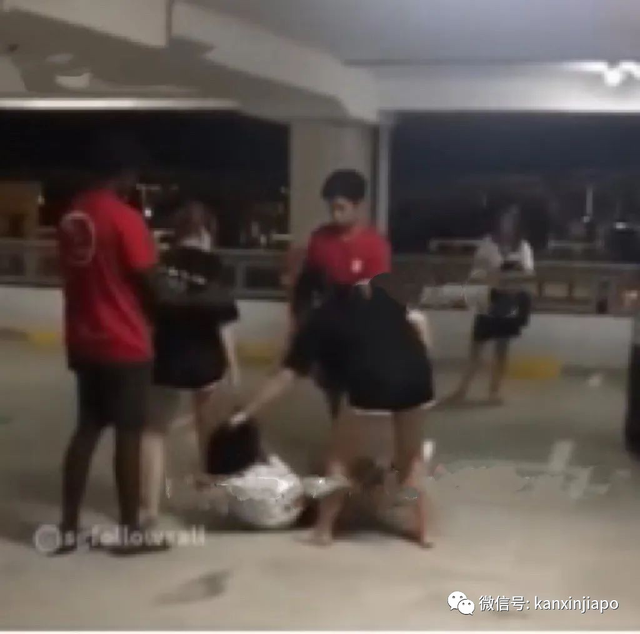 新加坡15岁少年大庭广众被围殴！录视频、疯狂打脸，还想扒光衣服……暴力程度令人发指