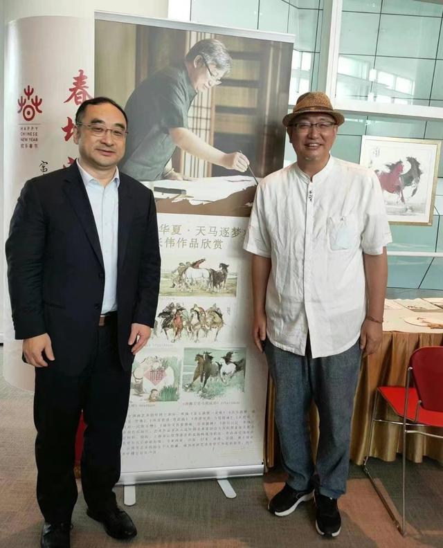中华人民共和国驻新加坡大使馆邱元兴参赞慰问艺术家张智棟