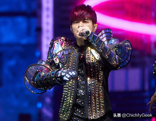 周杰伦马来西亚演唱会4.5万人破纪录！座上宾惊现鞋王、球王