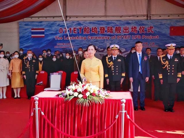给朋友最好战舰！上将主持071E坞登出坞仪式，比泰国航母更大