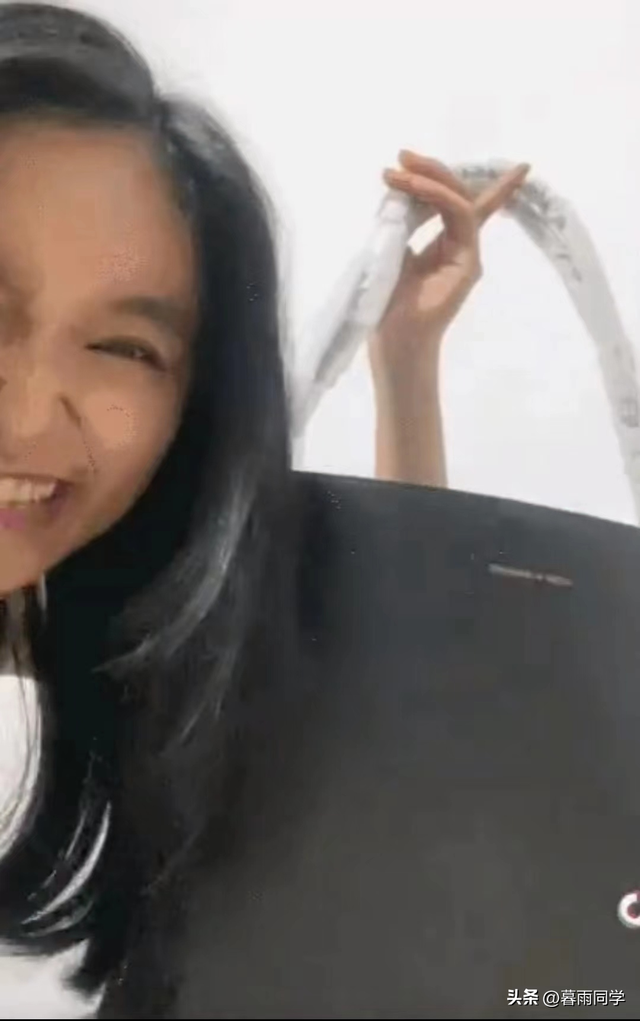 新加坡亚裔少女17岁生日，爸爸送了个名牌包，遭网友群嘲：虚荣