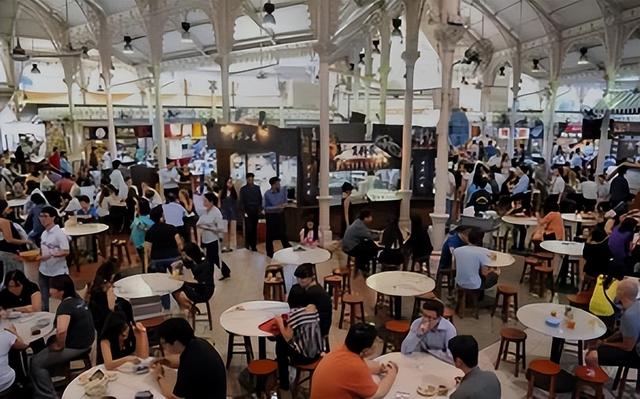 华人大叔在新加坡用购物券买饭遭歧视，被吼：没钱别吃