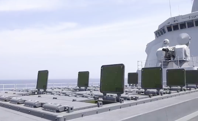 055再亮出垂发，美军核动力航母躲到新加坡，鹰击18威慑起了作用