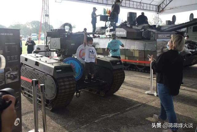 泰国装备爱沙尼亚产无人战车，采用柴电混动设计，竟让孩子爬着玩