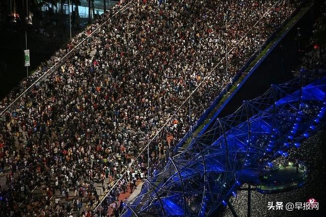 迎接2023年 新加坡50万人挤爆滨海湾