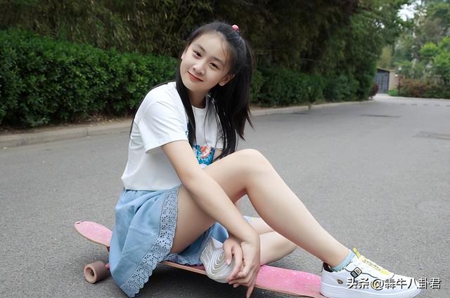 田亮女儿森碟参加职业网球比赛，年仅14岁首战对阵新加坡选手