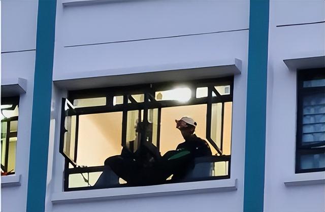 狠人！新加坡男子无故刺伤人后淡定返家锁门睡觉 ！