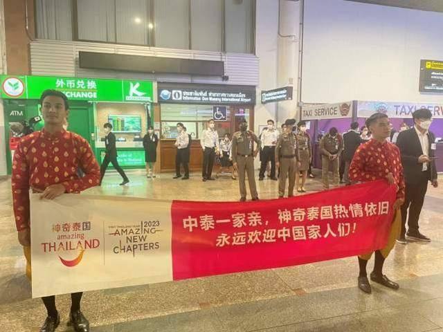 首个中国出境游旅行团抵达曼谷，泰国旅游局局长接机