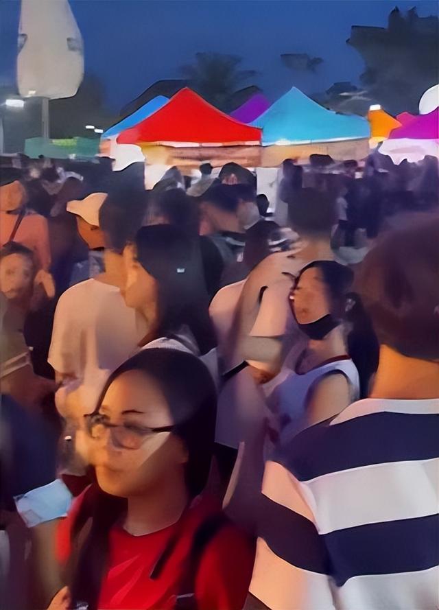 泰国夜市登陆新加坡太火爆，网友吐槽：一个小时还在停车场