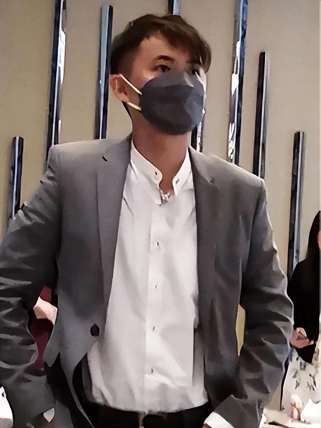 中国男子在新加坡打工遭遇中风，中介帅哥不离不弃一年多助其恢复