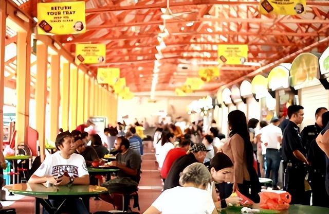 这还是新加坡吗？在“国民食堂”吃个饭，满地老鼠作陪？