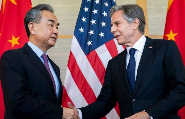 中方火力全开斥责美国，新加坡防长发出警告，说中美可能爆发冲突