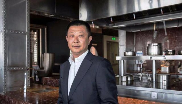 张勇成新加坡首富后，公司市值蒸发3千亿，亏损2亿多关店70多家