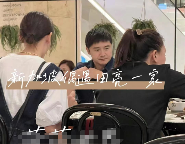 森碟一家人罕现身新加坡！爸妈穿情侣装秀恩爱，森碟球赛首战告捷