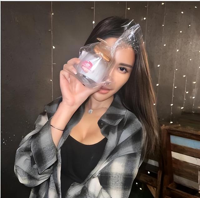 新加坡女网红无下限，公然卖屁！一个150元！遭哄抢！