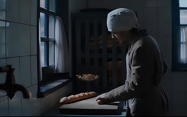 新加坡脑残妇为讨好情人，居然偷拍女儿洗澡