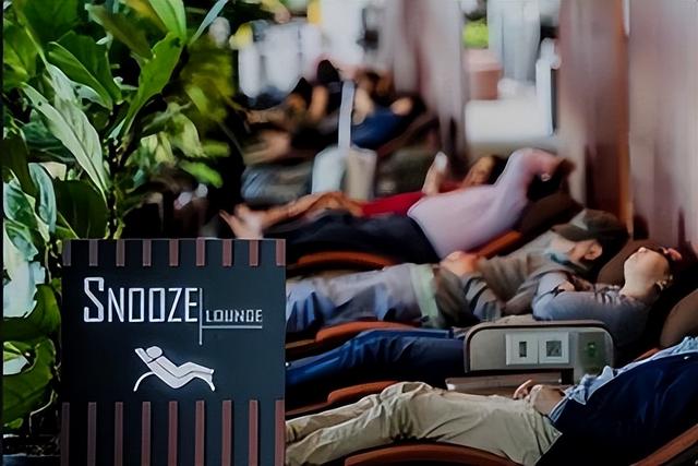 美国网红爆料：从新加坡过境被关进机场监狱，审犯人般对他