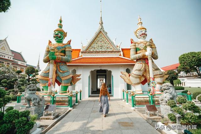 租泰装游泰国渐成流行趋势？曼谷商店中英越三语标牌提醒