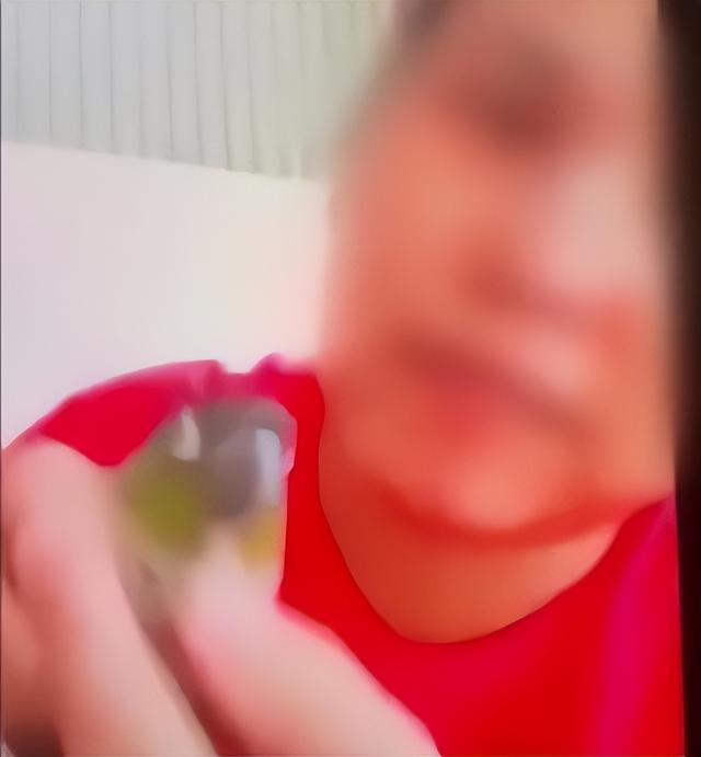 新加坡女子口水喂鹦鹉遭网友痛斥：道德沦丧，动物保护何在？