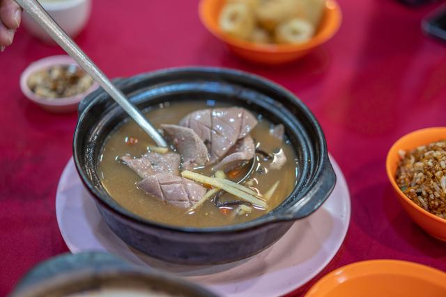 吉隆坡排名前三的肉骨茶，一定要体验到马来西亚，里面很下足的料