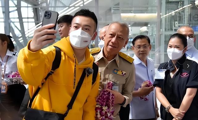 泰国总理努力全白费了？中国游客被旅行社用刀砍伤，警察说管不了