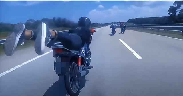 新加坡飙车党下体悬空爬在摩托上飙出180迈，活久见