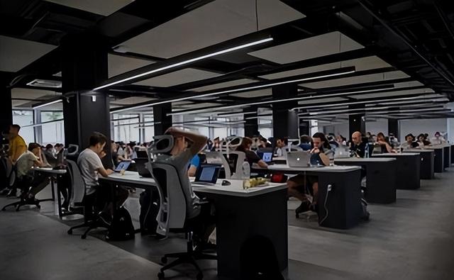 中国网红街拍新加坡名校毕业生资期望，网友：太高了！不切实际！
