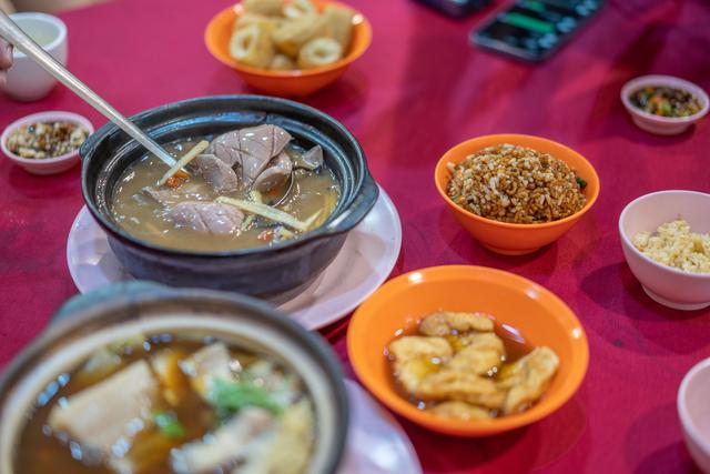 吉隆坡排名前三的肉骨茶，一定要体验到马来西亚，里面很下足的料