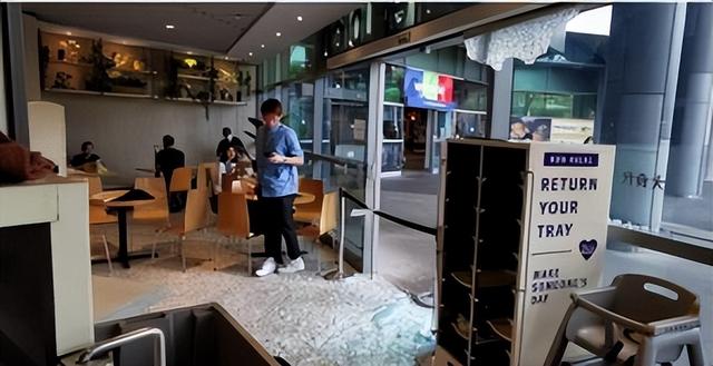 突发！新加坡食阁玻璃门突然爆裂，碎片满地、场面惊魂