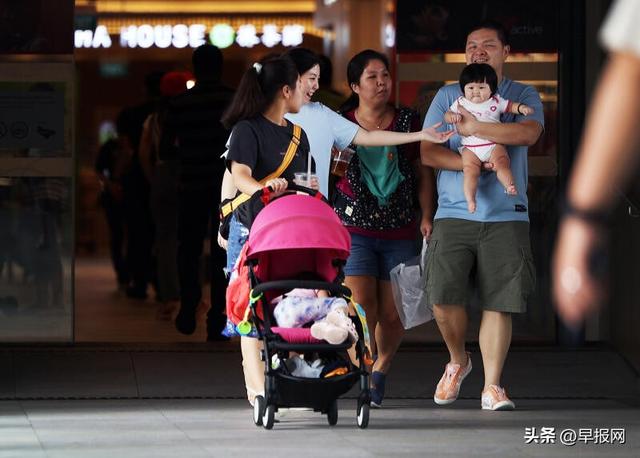 新加坡催生大礼包：婴儿花红再加码 父亲带薪陪产一个月！