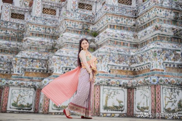 租泰装游泰国渐成流行趋势？曼谷商店中英越三语标牌提醒