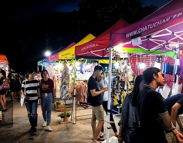泰国夜市登陆新加坡太火爆，网友吐槽：一个小时还在停车场
