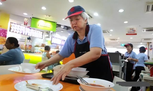 ​新加坡人均GDP8万美元，但30%退休老人还在打工，你还羡慕吗？