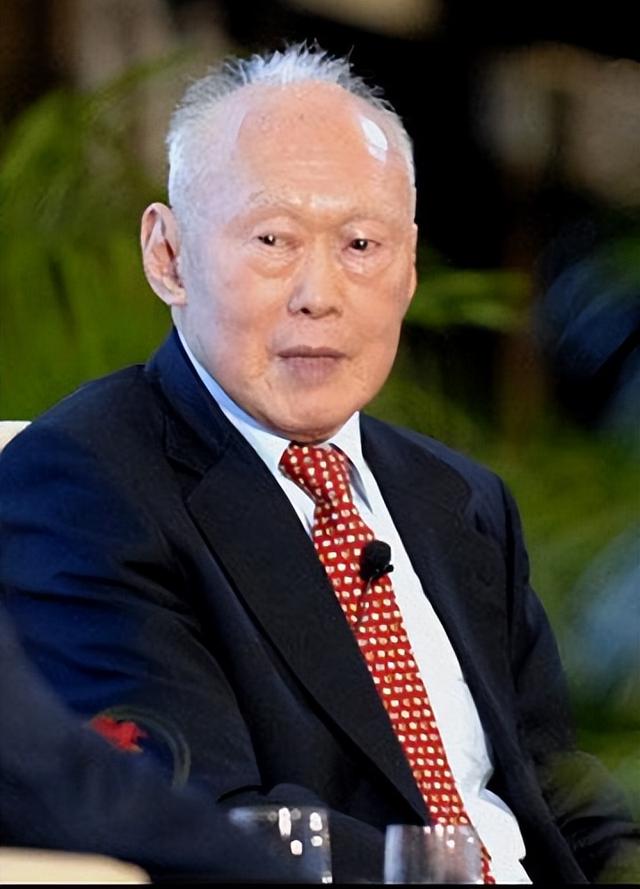 大预言家李光耀？白手起家成新加坡国父，曾预言：日本会走向平庸