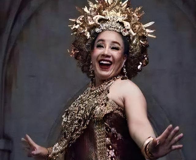 泰国亿万富婆高调征婚，58岁换14任丈夫，只要年轻力壮的帅小伙