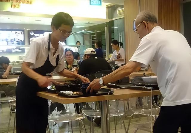 ​新加坡人均GDP8万美元，但30%退休老人还在打工，你还羡慕吗？