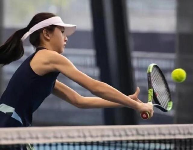 田亮女儿森碟为国争光，网球比赛以2：0战胜新加坡首战告捷