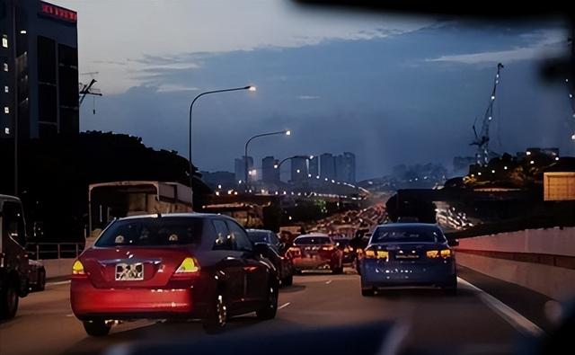 新加坡开车的宝宝注意啦！开一座桥！关两条路！当心被堵！