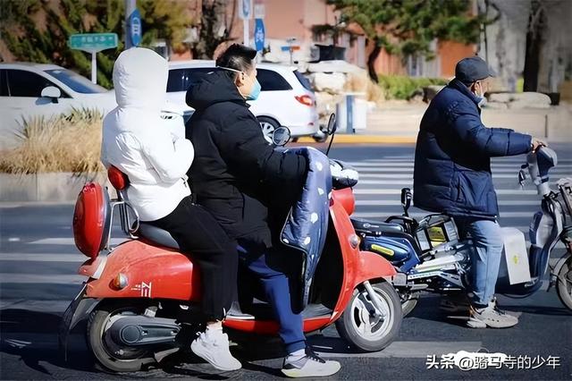 一石两鸟！孙颖莎脚伤未愈坐电驴，陈幸同成新加坡混双最好替代者