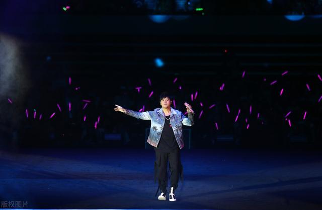 周杰伦携“魔天伦”在新加坡开唱，万人狂欢助阵！