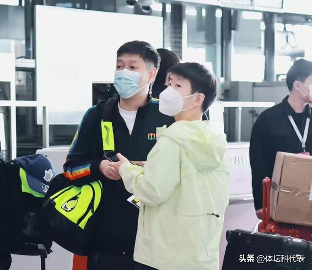 世界第一孙颖莎飞往新加坡！机场照片曝光！最喜欢的颜色是绿色！