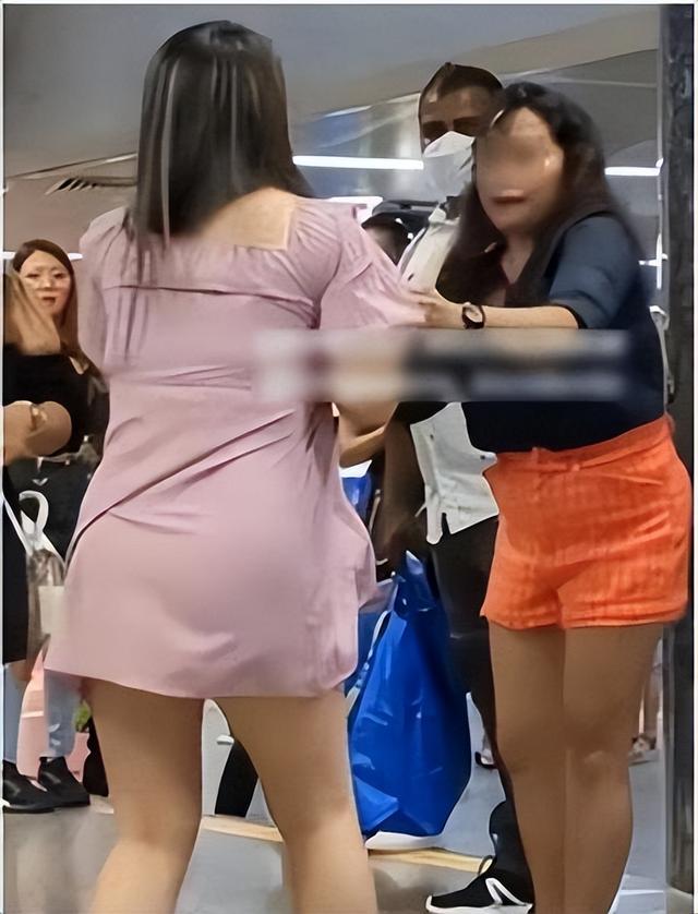新加坡乌节路地铁站惊现两女扭打，围观路人不敢劝架