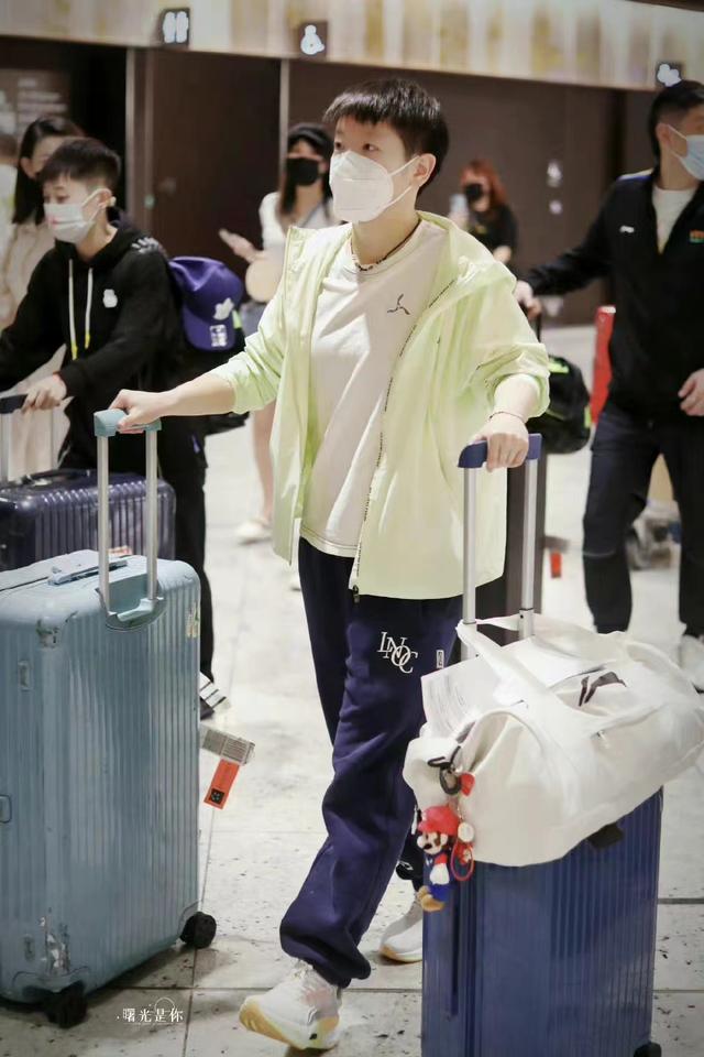 今晚九点国乒主力到达新加坡，明天抽签，王曼昱依旧不知何时出发