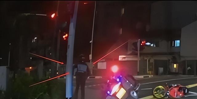 新加坡骑士与交警公路“飙车”，骑士直接飞车撞上交通灯