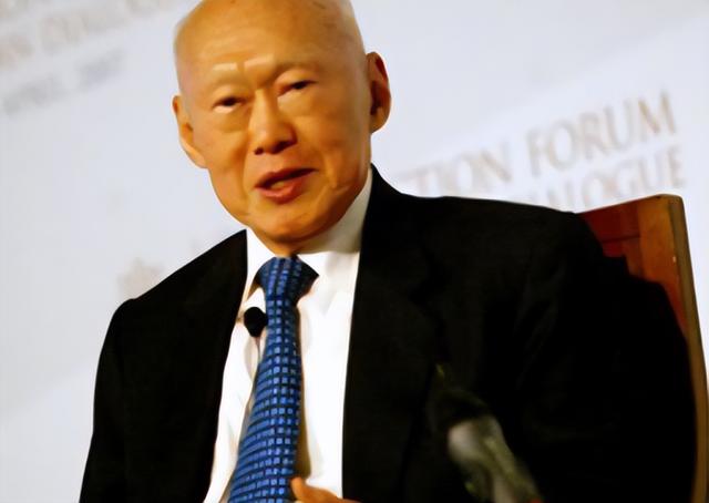 新加坡七成都是华人，为啥汉语不是通用语？只因他称：汉语有劣势