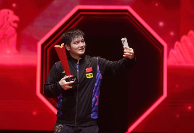 WTT世界乒联新加坡大满贯国乒五金凯旋   冠军荣耀背后还有TA们