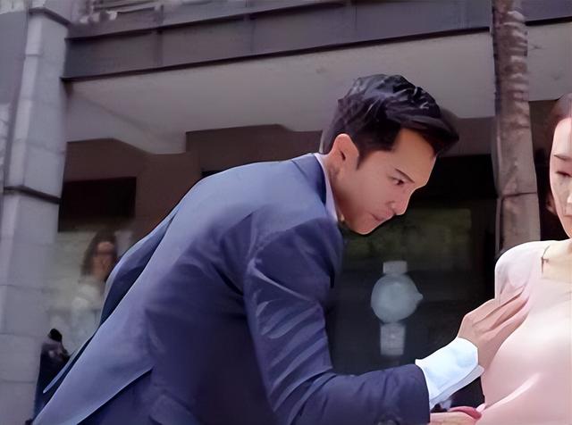 又是斯文败类？新加坡偶像音乐人非礼女同事胸部