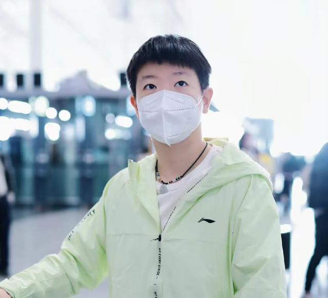 孙颖莎出发新加坡啦！一件绿外衣尽显青春颜色，邱贻可陪伴左右！